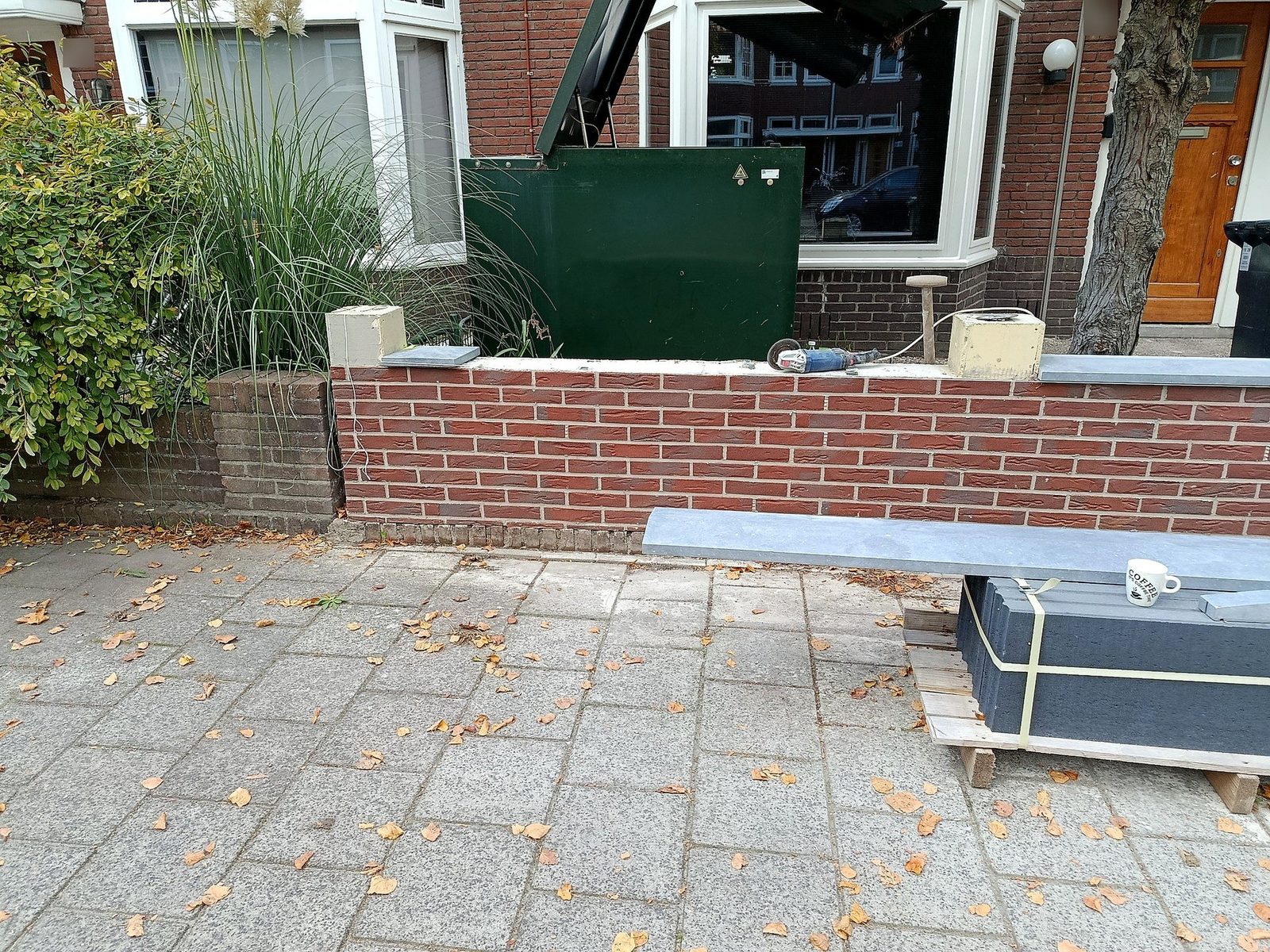 Bakstenen buitenmuur met afdekstenen
